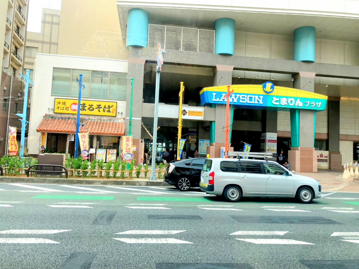 沖縄そば処まるそばとまりん店>
